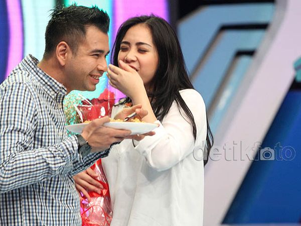 Ehm... Nagita Slavina dan Raffi Ahmad Bisik-bisik Apa Tuh?