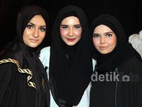 Zaskia Sungkar Pamer Koleksi Busana Muslim Terbaru