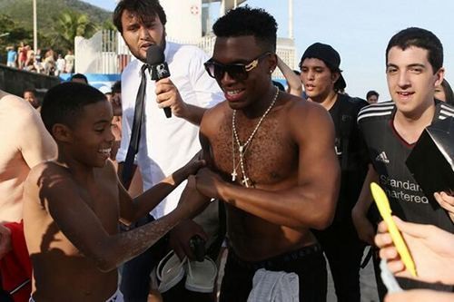 Mengintip Sturridge dkk Nikmati Pantai Rio de Janeiro