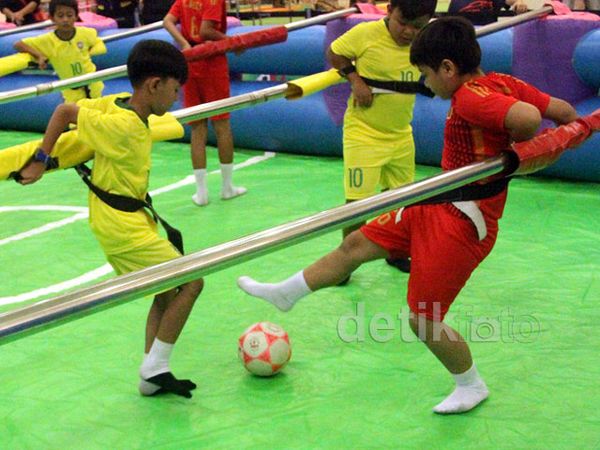 Anak-anak Ramaikan Human Foosball League