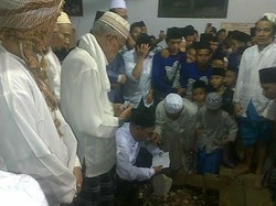 Puluhan Ribu Santri Iringi Pemakaman Kiai Idris Pengasuh Ponpes Lirboyo