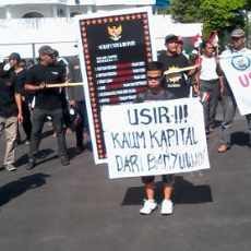 Puluhan Pedagang Pasar Sobo Banyuwangi Demo Tolak Penggusuran