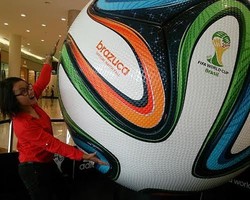 Brazuca Raksasa Dipajang di Mal, Sambut Piala Dunia