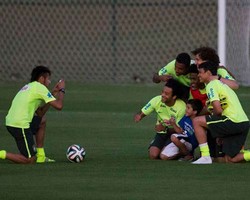 Neymar Lindungi Anak Kecil dan Ajak Foto Bareng Skuat