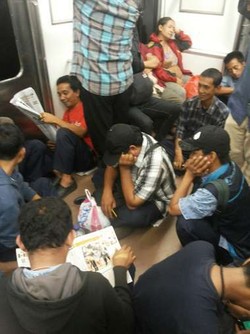 Commuter Line Gangguan, Penumpang Lesehan di Dalam Kereta