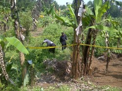 Mayat Perempuan dengan Celana Dalam Motif Bunga Ditemukan di Semak-semak