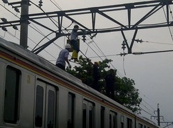 Aliran Listrik Putus, Commuter Line Jurusan Jakarta Arah Bogor Berhenti