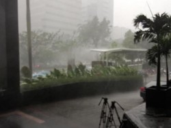 Hujan Deras Disertai Angin Kencang Landa Kawasan Rasuna Said, Kuningan