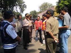 Polisi, TNI, dan Satpol PP Tertibkan Parkir Liar di Kelapa Gading