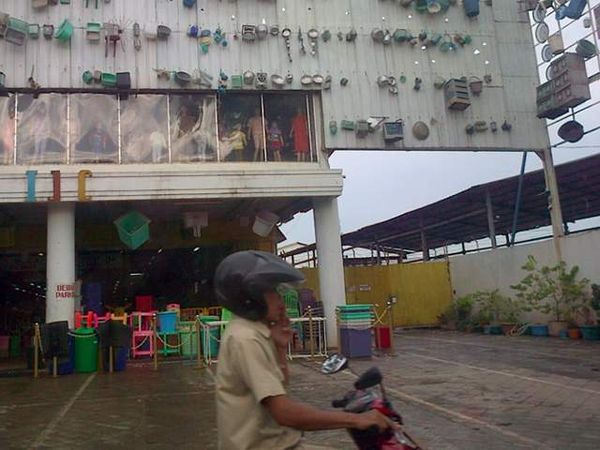 Ngerokok Sambil Naik Motor