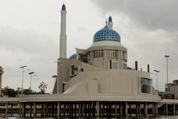 Pesona Losari, dari Masjid Terapung Hingga Pisang Epe