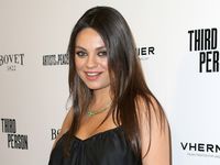 Gaya Hamil Mila Kunis di Red Carpet