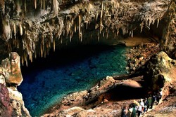 Ajaib, Brasil Punya Danau Biru Sedalam 60 Meter Dalam Gua