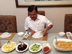 Nasi Goreng dan Telur Mata Sapi Jadi Santapan Pagi JK Usai Debat Semalam