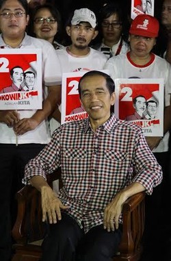 Bersama Iriana dan Kedua Anaknya, Jokowi Kunjungi Korban Sinabung