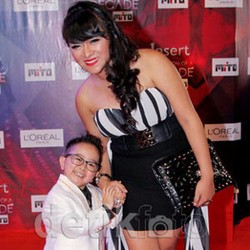 Yunita Mesra dengan Bule Gagah, Daus Mini Tak Peduli