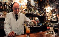 Mary Shelly dan Ernest Hemingmay Mencari Insipirasi di Kafe Ini