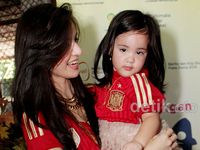 Aww, Lucunya Anak Nia Ramadhani Pakai Jersey Spanyol