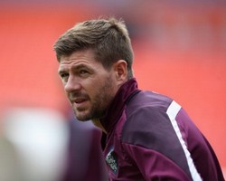 Lihat Sketsa Diri, Gerrard Komentari Hidung Sambil Senyum-senyum