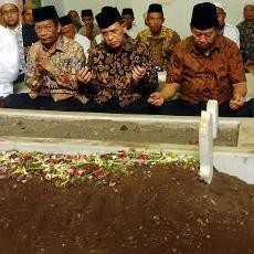 Tim Sukses Prabowo Ziarah ke Makam Pengasuh Ponpes Lirboyo