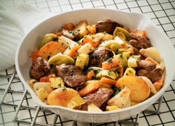 Sering Sakit Perut Jelang Haid? Perbanyak Makan Buah dan Daging