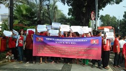 Puluhan Warga Gusuran Waduk Ria Rio Demo di Depan Balai Kota