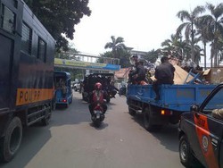 PKL di Jakarta yang Mangkal di Trotoar di Kawasan Perkantoran Perlukah Ditertibkan?