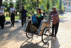 Demi Raeni yang Diwisuda di Unnes, Sang Bapak Kayuh Becak dari Kendal ke Semarang