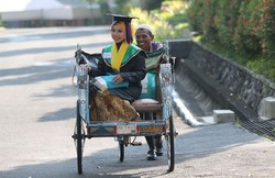Raeni, Anak Tukang Becak yang Jadi Wisudawan Terbaik Raih IPK 3,96 di Unnes