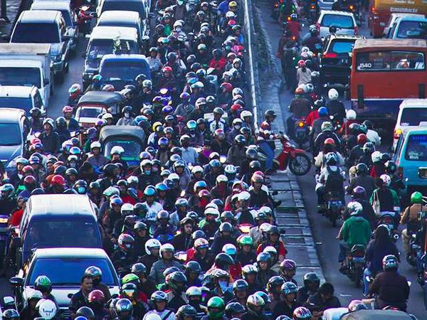 Pengendara Motor Terobos Pembatas Jalan