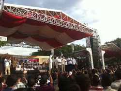 Gaya Prabowo Kampanye di Aceh: Kacamata Hitam dan Berkalung Bunga