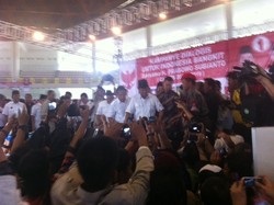 Tiba di Lokasi Kampanye di Medan, Prabowo Diserbu Ribuan Pendukungnya