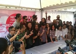 Di Tengah Hujan, Slank Hibur Penonton Konser Revolusi Mental