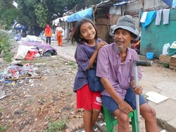 Langkah Terseok Pak Herman dan Si Kecil Eni Memulung Sampah