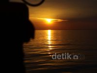 Indahnya Sunset di Pulau Moyo