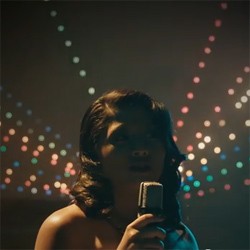 Dira Sugandi Perankan Penyanyi Sekaligus Wanita Penghibur di Selamat Pagi, Malam