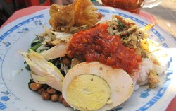 Warung Made Weti: Rela Berdesakan Demi Sepiring Nasi Bali di Pinggir Pantai