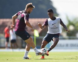 Hodgson: Pemain Muda Punya Potensi, tapi Jangan Dibebani