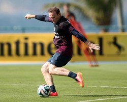 Hoddle Berikan Saran untuk Rooney Agar Tampil Bagus di Brasil