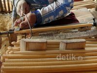 Membuat Stik Drum di Banyumas
