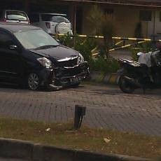 Avanza Loncati Pembatas Jalan, Tiang Telepon Roboh