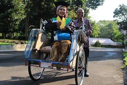 Raeni, Sempat Dicibir Tetangga Anak Tukang Becak ini Tetap Semangat Kuliah di Unnes