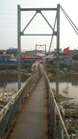 Tali Penyangga Putus, Jembatan di BKB Grogol Terancam Ambruk