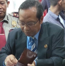 Wakil Ketua PT Palangkaraya Kembalikan iPod Anak Sekretaris MA ke KPK