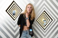 Ketika Model Cantik Bergaya dengan Galaxy Gear