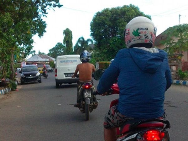 Naik Motor Bertelanjang Dada
