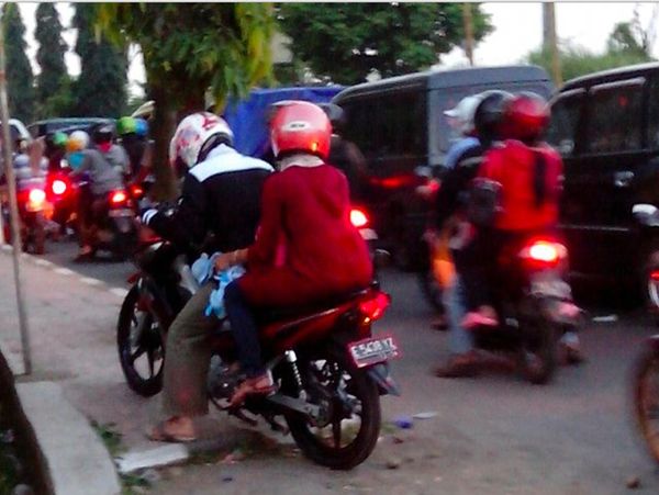 Pemotor Naik Trotoar