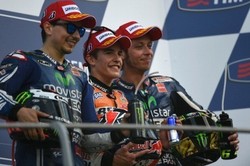 Rossi Ngotot Saingi Marquez dan Lorenzo