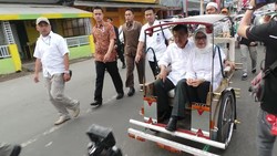 JK dan Istri Naik Becak ke Pantai Losari, Lalu Sarapan Bareng Warga