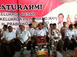 Temui Tokoh Masyarakat di Palembang, Prabowo Dipakaikan Tanjak Rumpak